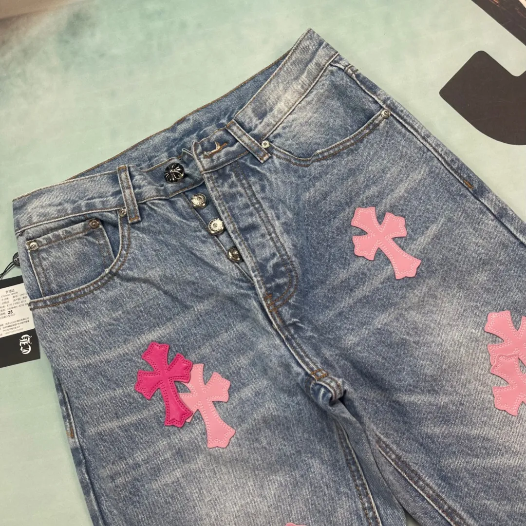 🅿️290 🔘Style No.-KL176 🔘Cro Heart𝐂𝐡𝐫𝐨𝐦𝐞 𝐇𝐞𝐚𝐫𝐭 Cross Pink Leather Distressed Retro Jeans* The quality is great and the price/performance ratio is amazing! There are styles with different washed textures. No matter you have thick or thin legs, the straight version can make your legs look great. The length is just right, very versatile and looks good with anything. It is a basic style for creating various styles. It must be added to the wardrobe must-have list! The fabric is stiff yet soft, full of texture. The ribs on the sides and cuffs of some pants are washed, giving them a vintage feel. The Kejia metal leather label above is super delicate. It doesn't just stick a cross on it and it's done. The turning lines are clear and smooth, and the craftsmanship is top-notch. Hardware such as buttons and zippers are all bearing the Kejia LOGO, and the high-cost washing process highlights the quality. The matching suggestions are as follows: Simple Clean Fit style: Pair with a white simple short-sleeved T-shirt, slightly tucked into the pants to create a natural sense of stacking, and then put on a pair of white moral training shoes, clean and neat, easy to achieve the Clean Fit style. Retro casual style: You can wear a loose light-colored plaid shirt on the upper body, tied casually around the waist, with a white vest underneath, a pair of brown retro sneakers, and a pair of black-framed sunglasses, which is full of retro casual style. Trendy street style: Wear a loose colorful hooded sweatshirt, match it with a pair of colorful sneakers, such as Adidas' Yeezy series, and carry a personalized graffiti backpack to achieve a full sense of street fashion.  Size: S M L XL (28.30.32.34) Color: Blue